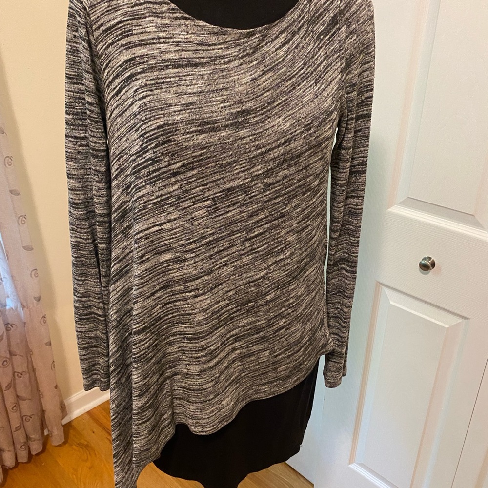 Cute tunic. Asymmetrical. Non pet non smoking home. Gently used